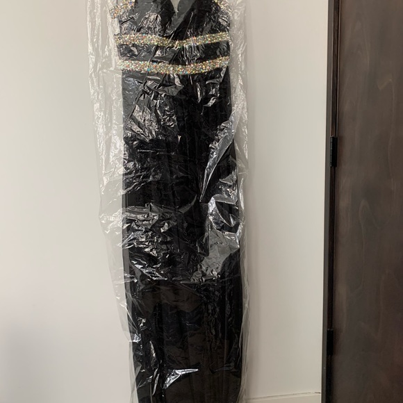 NWT Stunning Jeweled-Strap V-Neck Prom Long Dress by La Femme, Silk, Black Sz 4 - Picture 5 of 13